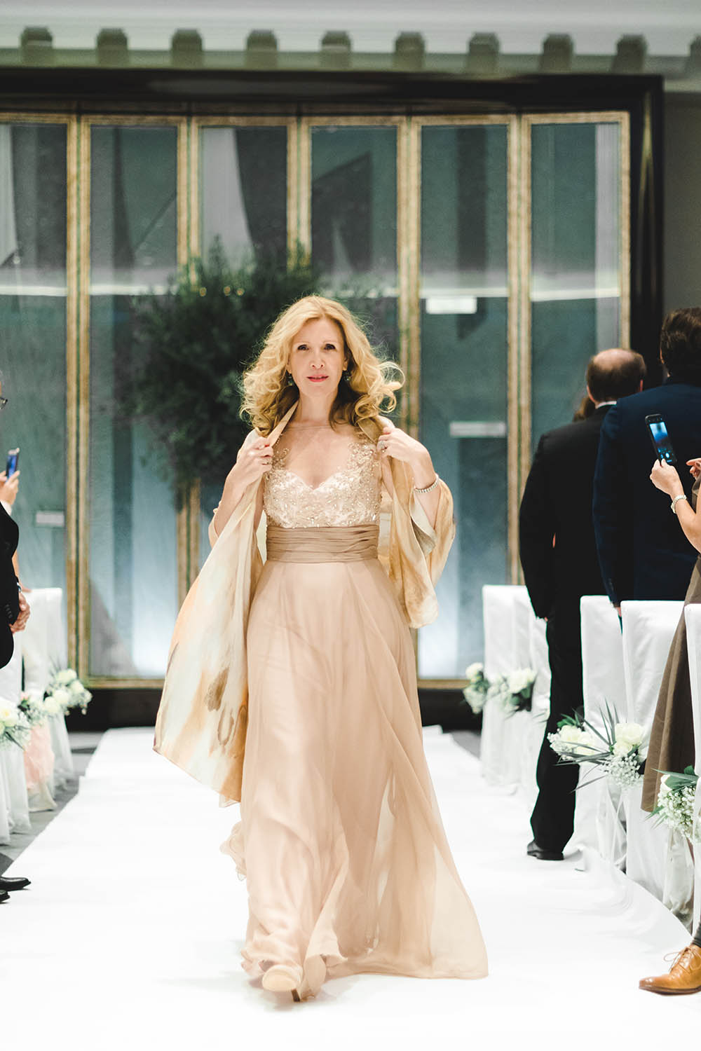 Ariane celebrante rentre dans la salle de l etoile pour la ceremonie de mariage